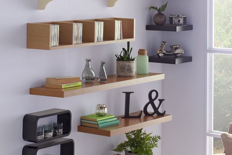 Argos home 89cm set of 2 wooden shelves in pine finish.